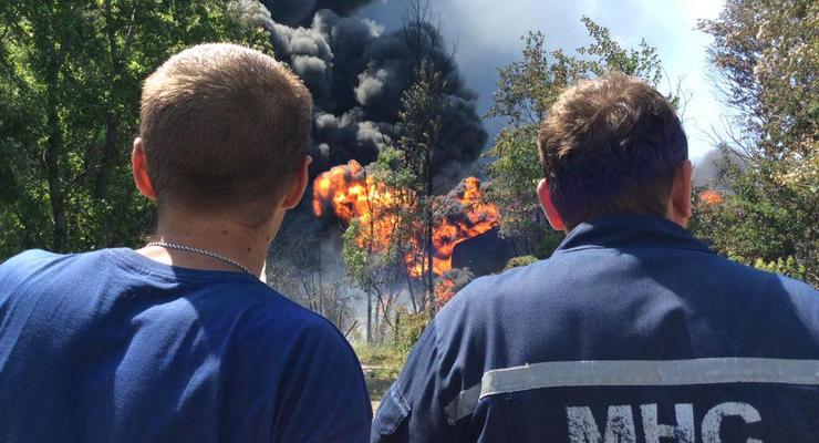 МВД: В результате пожара на нефтебазе под Киевом погибли четыре человека