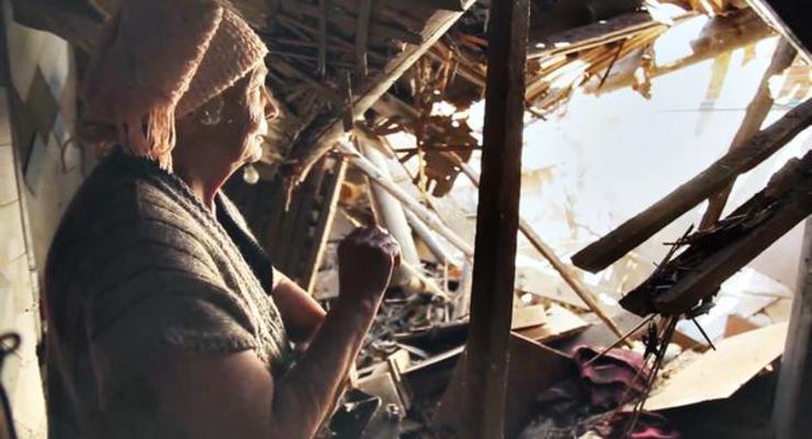 Жизнь под Донецком, но не под ДНР: жители Марьинки показали руины после обстрелов