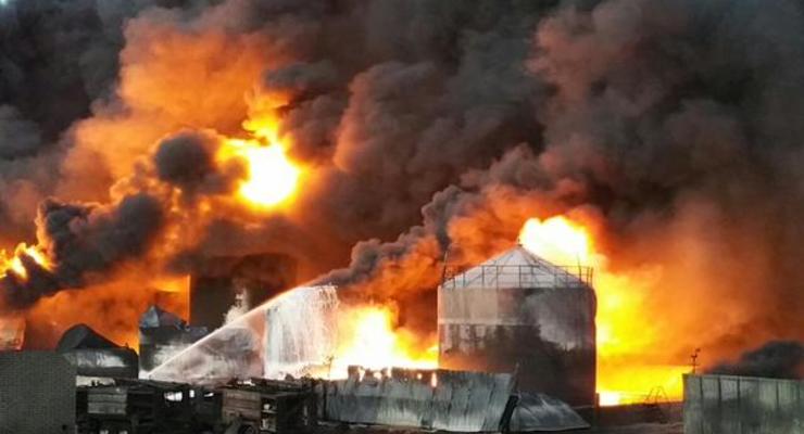 Аваков: Эпицентр возгорания на нефтебазе под Киевом локализован
