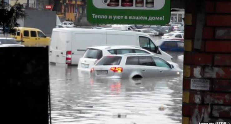 Симферополь уходит под воду: сильный ливень затопил город