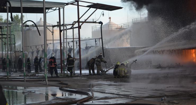 ГСЧС: Спасатели потушили еще две цистерны на нефтебазе, горят три