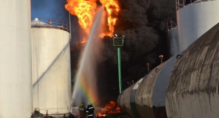 Спасатели контролируют более трети территории нефтебазы под Киевом