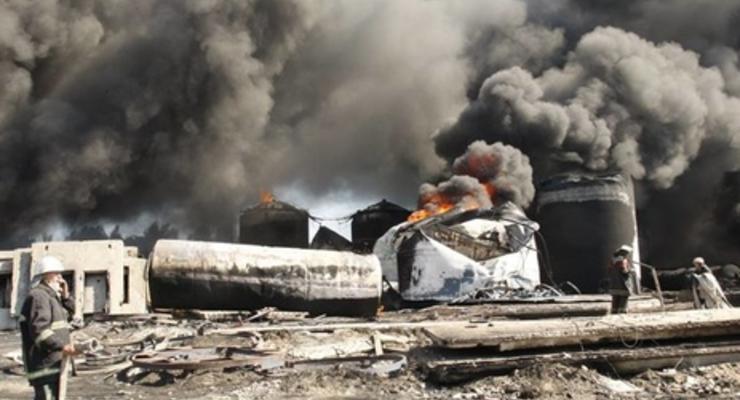 ГСЧС: На нефтебазе под Киевом взорвались цистерны, жертв и пострадавших нет