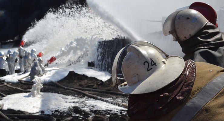 ГСЧС: На нефтебазе под Киевом горит одна емкость с топливом