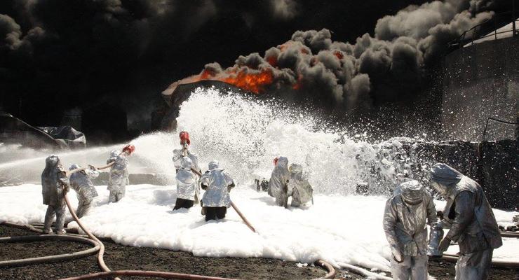 На нефтебазе под Киевом спасатели продолжают пенные атаки