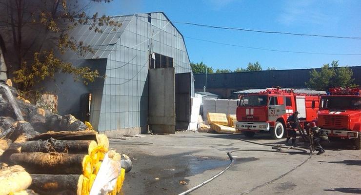 Спасатели потушили пожар на складе пенопласта в Броварах