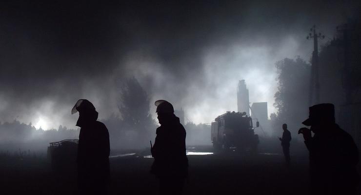 Угрозы взрыва на нефтебазе под Киевом нет, к вечеру топливо должно перегореть