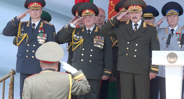 Лукашенко: Армию нужно развивать так, чтобы никому не было интересно даже смотреть косо в нашу сторону
