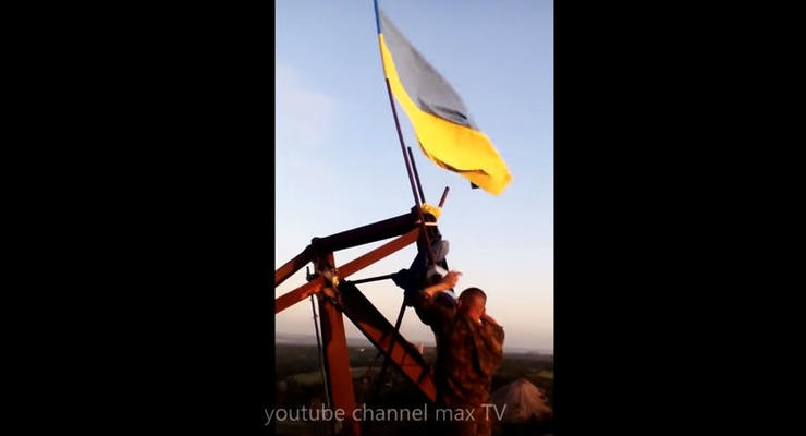 "Как нож поперек горла сепаратиста": над шахтой возле Горловки подняли флаг Украины