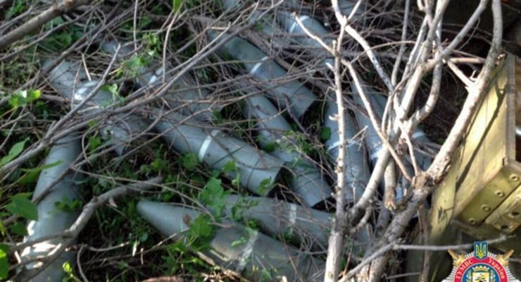 Возле Докучаевска обнаружено более 20 ящиков с боеприпасами