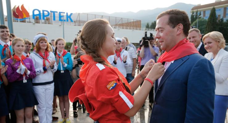 Медведев стал "почетным артековцем"