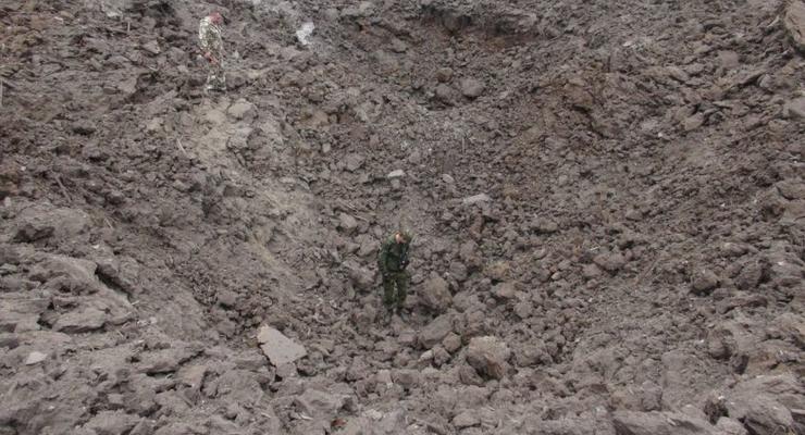 Появились фото огромной воронки на месте взрыва в Донецке