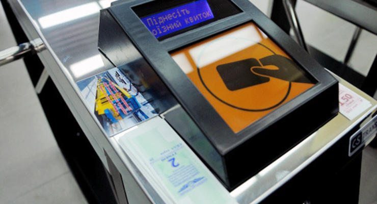 В киевском метро уже можно расплачиваться банковской картой