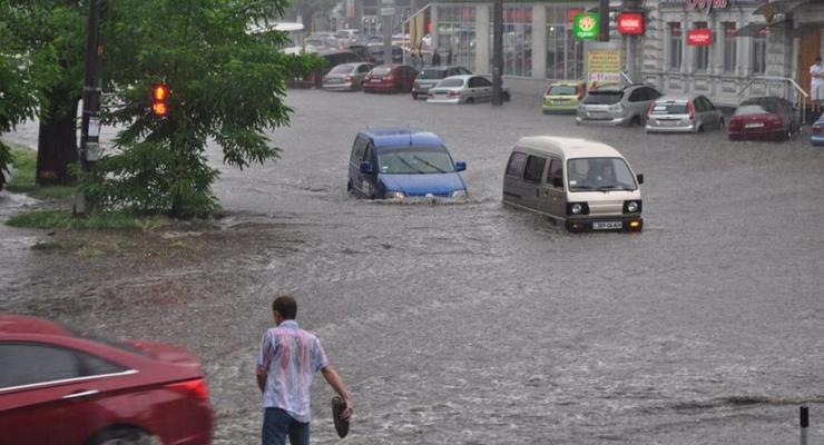 Мощный ливень в Днепропетровске превратил дороги в реку