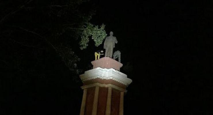 В Николаеве ночью снесли памятник Ленину