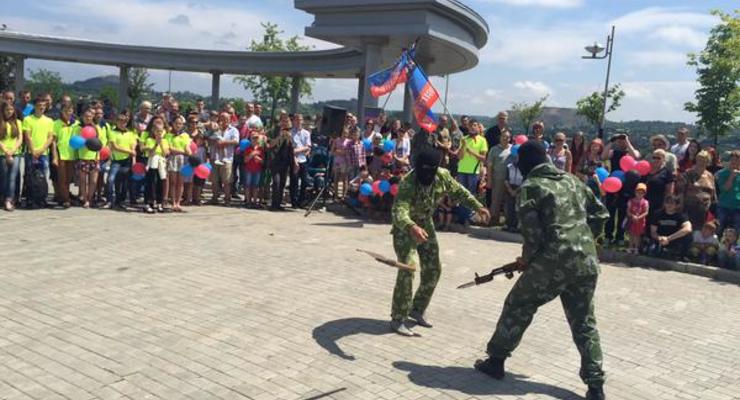 Вооруженные люди в Донецке показали детям боевые приемы