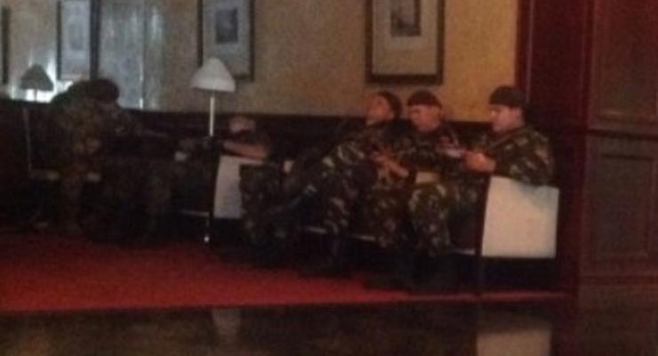 К Кернесу приехали вооруженные люди с нашивками "Укроп" - СМИ