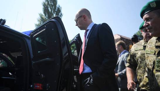 Яценюк хочет сократить количество чиновников и увеличить им зарплаты