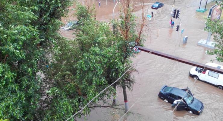 На Кривой Рог обрушился сильный ураган: затоплены квартиры, повалены деревья