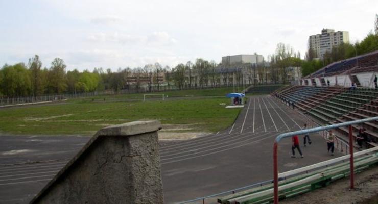 На стадионе университета НАУ строят жилкомплекс, киевляне протестуют