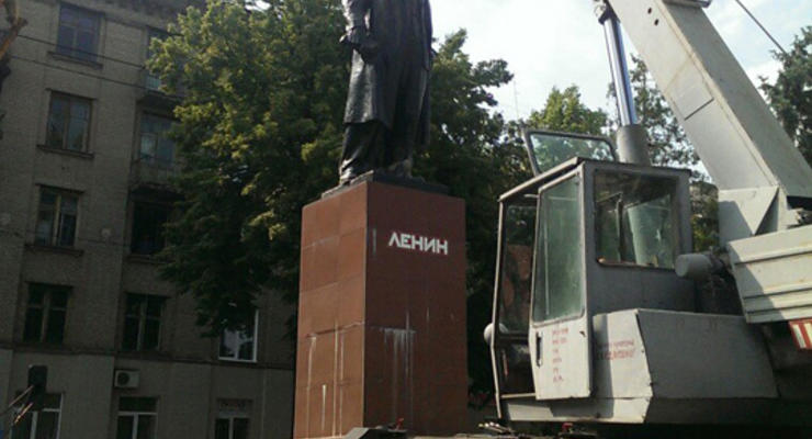 В Донецкой области впервые законно демонтировали памятник Ленину
