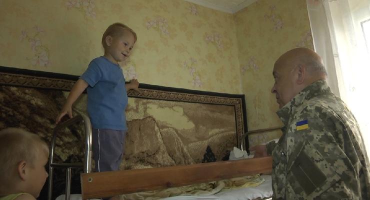 В Луганской области многодетной семье, дом которой разрушили боевики, купили жилье