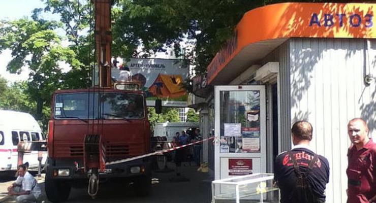 В Киеве владелица МАФа вылезла на автокран и угрожает порезать вены