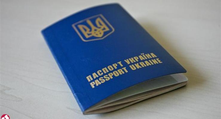 У украинцев начали брать отпечатки пальцев для предоставления виз