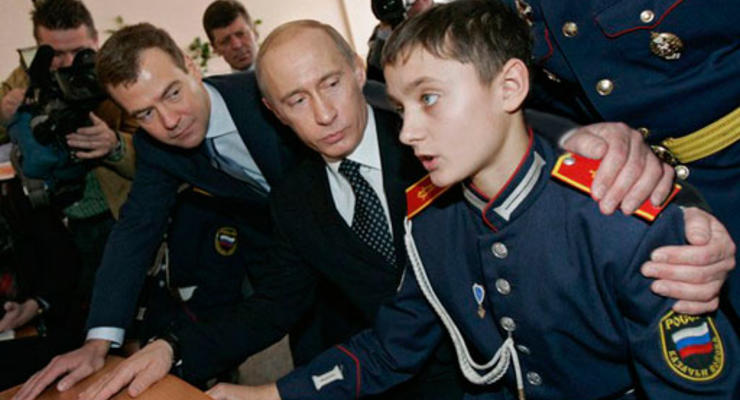 Путин: Иностранные фонды шарят по нашим школам, детей на гранты сажают и увозят