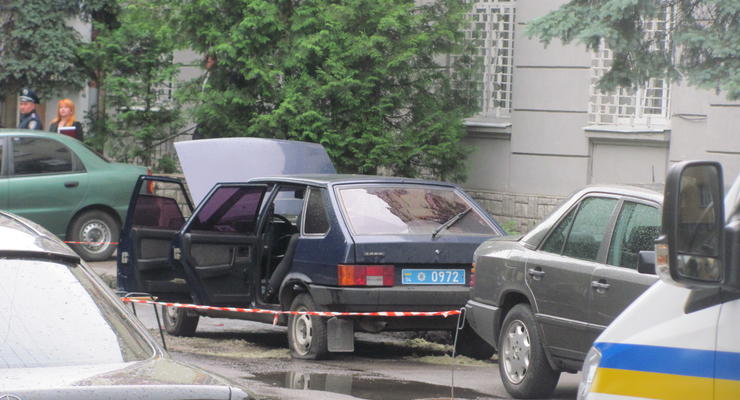 Во Львове возле райотдела взорвался автомобиль, ранен милиционер
