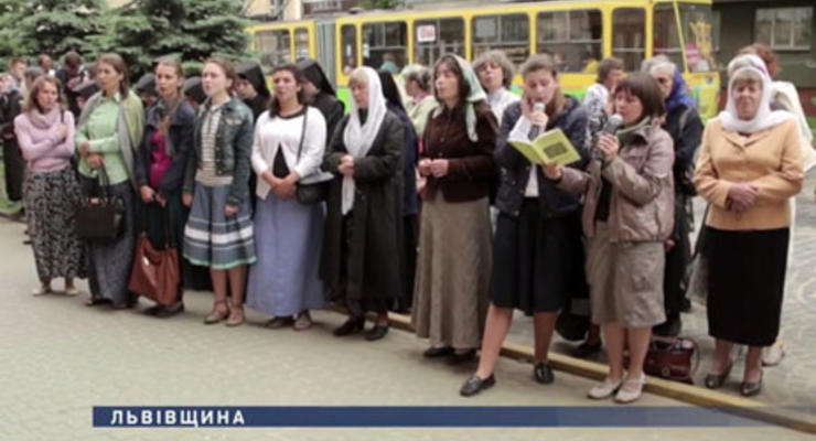 Участники религиозного пикета во Львове напали на журналистов Еспресо.TV