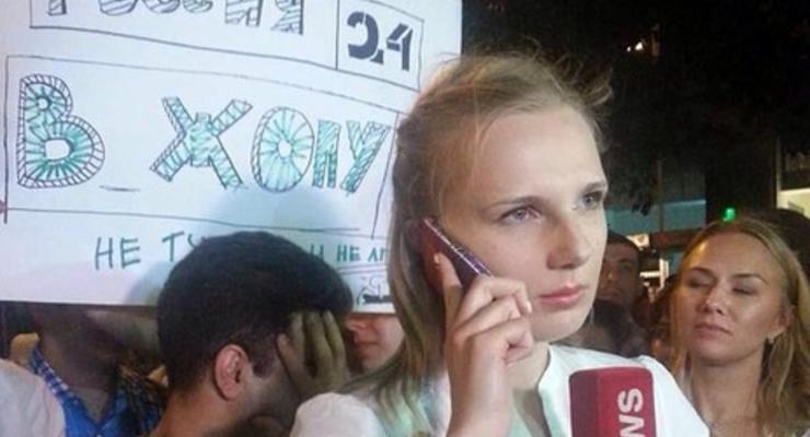 Протестующие в Ереване перед камерой LifeNews подняли плакат "Россия 24, в ж...пу"