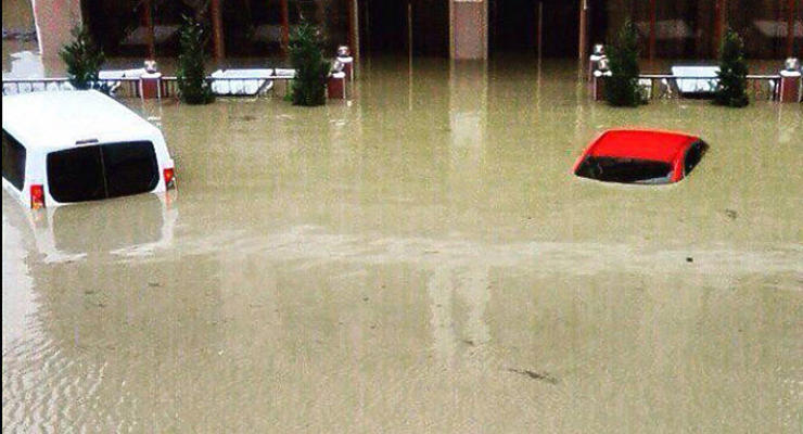 Наводнение в Сочи: спасатели нашли в воде тело мужчины