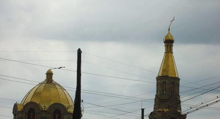 Ураган в Луганске гнул кресты церкви, срывал крыши и вырывал деревья с корнем