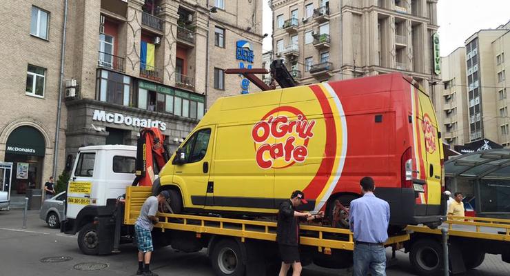 Коммунальщики очищают центр Киева от машин с кофе и шаурмой