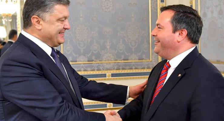 Порошенко: Канада помогает укрепить обороноспособность Украины