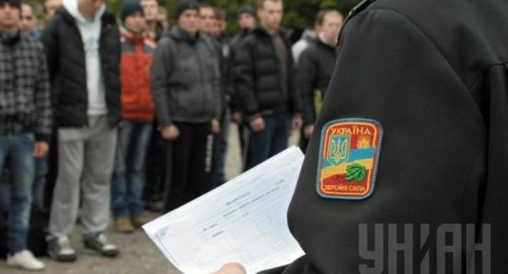 Харьковский губернатор запретил военкомату "трогать людей на улице"