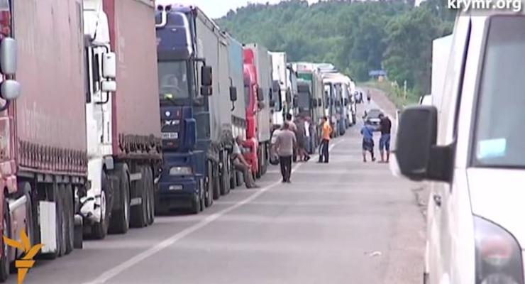 На границе с Крымом фуры стоят в километровых очередях, водители теряют терпение