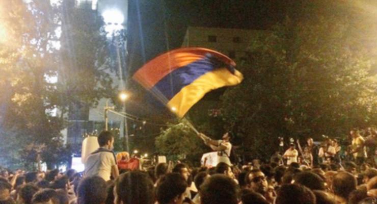 Протестующие в Армении заявили о давлении на активистов