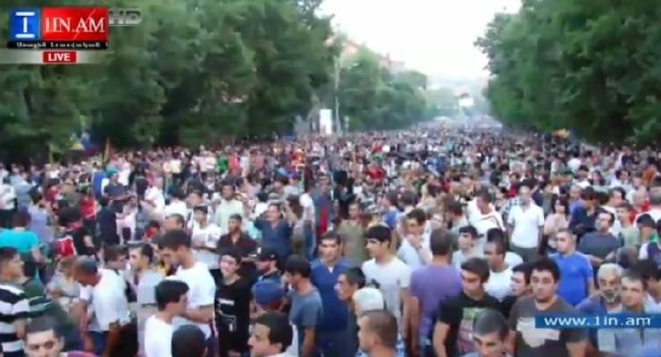 В Ереване инициативная группа призвала демонстрантов разойтись