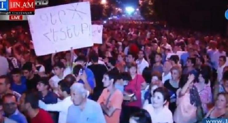 В Ереване митингующие отказались выполнять ультиматум полиции