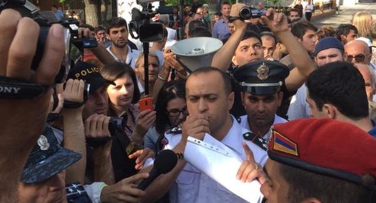 Полиция Еревана намерена разобрать баррикады в центре города