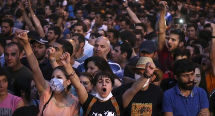 Инициаторы протеста в Ереване заявили о расширении формата борьбы