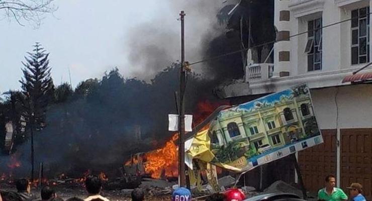 В Индонезии военный самолет упал на жилой квартал и отель: 30 погибших