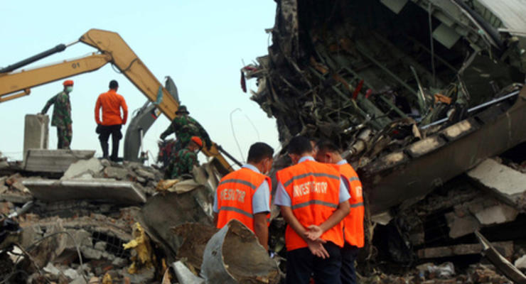 Число жертв авиакатастрофы в Индонезии достигло 122