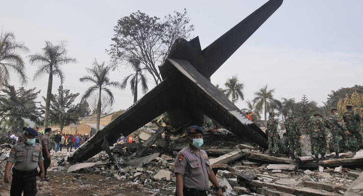 Полиция сообщает о 140 жертвах крушения самолета в Индонезии