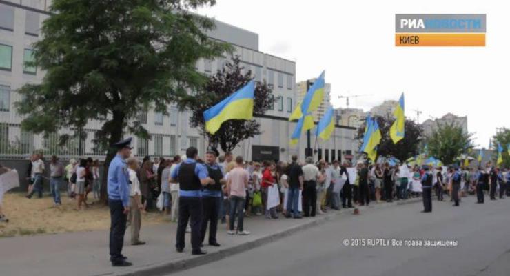 На фейковом митинге против войны на Донбассе заметили фото из Грозного