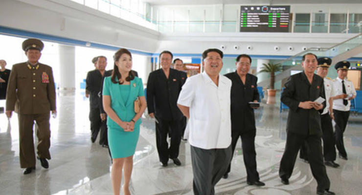 Ким Чен Ын показал на людях свою жену