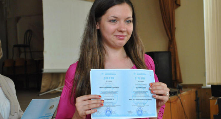 Выпускникам в Горловке вручили дипломы ДНР на листах А4
