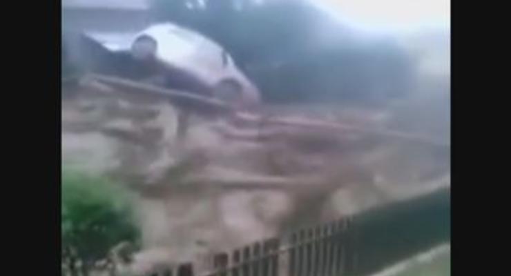 Буря на Кавказе: страшный селевой поток сносил машины и деревья